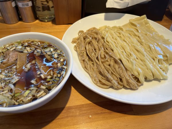 「焙煎2色つけ麺 1,000円 トッピング凄平麺 200円」@らぁめん りきどうの写真