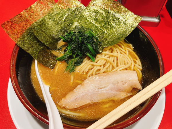 「家系ラーメン並」@家系らーめん しずく家の写真