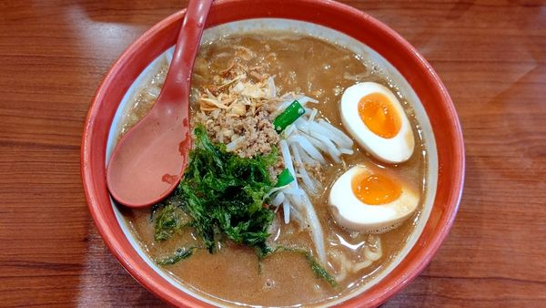 「伊勢味噌らーめん+味噌漬け煮玉子」@蔵出し味噌 麺場壱歩 入間店の写真