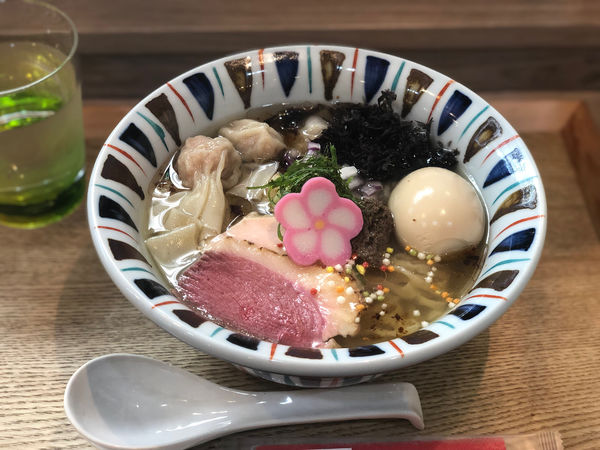 「ポルチーニの冷やし汐そば　味玉+わんたんトッピング」@えびそば 緋彩の写真