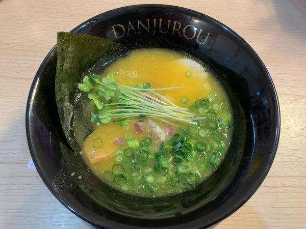 「白鶏ラーメン700円」@ラーメン男寿狼の写真
