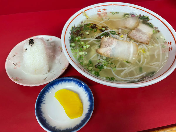 「ラーメン（中）、おにぎり」@のり一ラーメンの写真