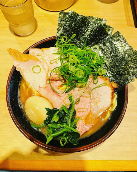 「皇綱特製ラーメン中　ライス（硬め濃いめ）」@輝道家直系 皇綱家の写真