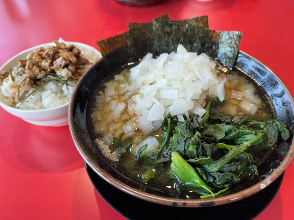 「朝ラーメン＋玉ネギ＋ライスのチャーシュー＋無料ライス大盛り」@ラーメン桜道の写真