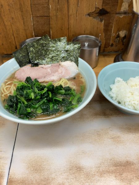 「ラーメン(並)+ほうれん草　750円」@横浜ラーメン 武蔵家 志木店の写真