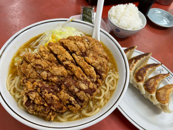 「味噌ロースラーメン（大盛）半ライス+餃子」@大王ラーメンの写真