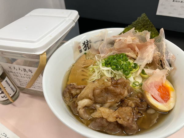 「炙り和牛そば(白)」@麺屋猪一×麺屋猪一離れ 第20回全国×味の逸品会イケセイラーメンコレクションの写真