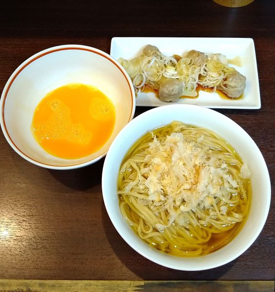 「(限定) まぜそば 850円＋皿ワンタン 300円」@とものもとの写真