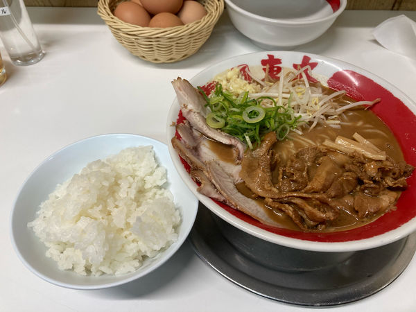 「徳島濃厚ラーメン(ニンニク)+無料ライス+無料卵+チャーシュー」@ラーメン東大 大道本店の写真