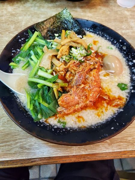 「ミソホルモン　トッピング小松菜」@屋台ラーメンとんこつ貴生 稔台店の写真