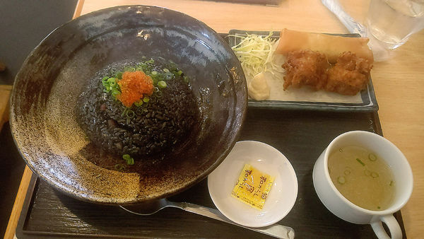 「『こくのイカ墨炒飯 普通盛+鶏春セット(¥720+260)』」@チャーハン専門店 こう米の写真