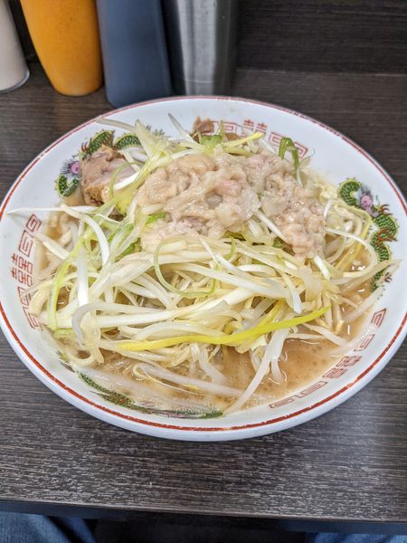 「ラーメン（麺少なめ）＋味ネギ」@ラーメン二郎 川越店の写真