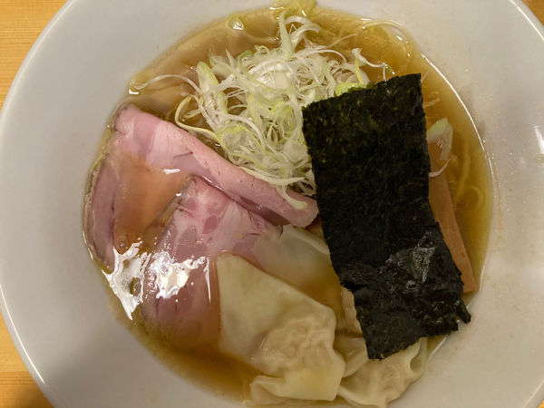 「醤油らぁめん 700円（わんたん3個+180円）」@らぁめん篠﨑の写真