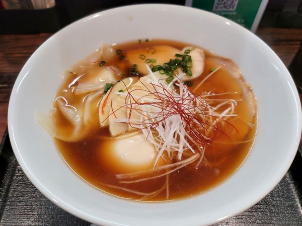 「醤油らーめん　味玉　ワンタン」@らーめんぶん治の写真