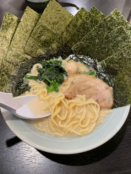 「豚骨塩ラーメン　海苔トッピング」@横浜家系ラーメン 魂心家 三島店の写真