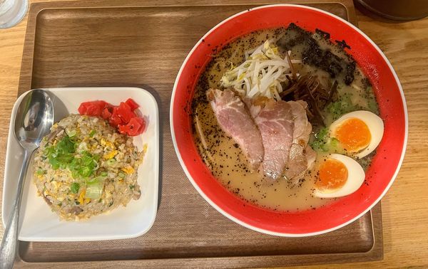 「玉子入りラーメン+半チャーハン」@黒亭 下通店の写真