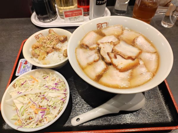 「焼豚ラーメン　満足Ａ定食（ミニわさび醤油の焼豚ご飯、サラダ）」@喜多方ラーメン坂内 上尾店の写真