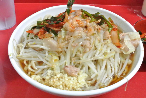 「小750円NAキムチ100円生卵50円」@ラーメン二郎 越谷店の写真