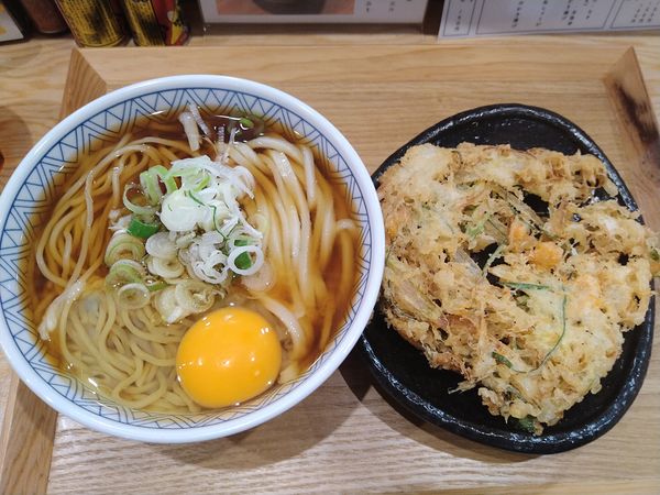 「かけ2種盛り(う中)＋生卵＋ねぎと小海老のかき揚げ」@長命うどん 東京本店の写真