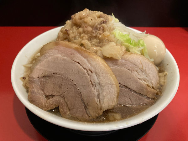 「ラーメン小+豚玉」@鷹の目 獨協大学前本店の写真