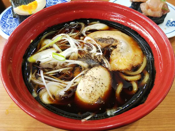 「【限定？】【富山名産】醤油ブラックらーめん　※ネギあり」@無添 くら寿司 松本渚店の写真