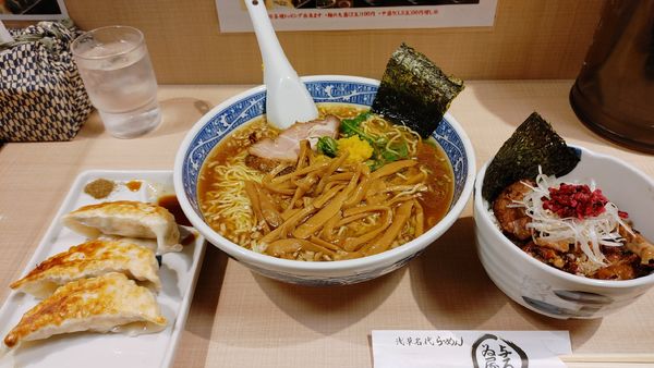 「しなちくらーめん・大盛・和風ぎょうざ・焼き豚ご飯￥1,650」@与ろゐ屋の写真