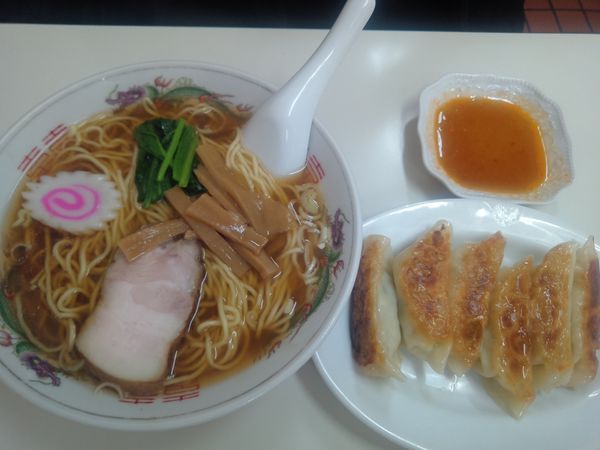 「ラーメンギョーザセット　９００円」@美富士の写真