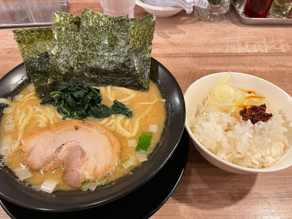 「醤油豚骨ラーメン780円」@横浜家系ラーメン 武骨家 水戸エクセル南店の写真
