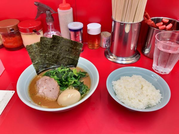 「朝ラーメン（半熟ゆで卵サービス）650円＋ほうれん草トッピン」@横浜ラーメン 武蔵家 大宮店の写真