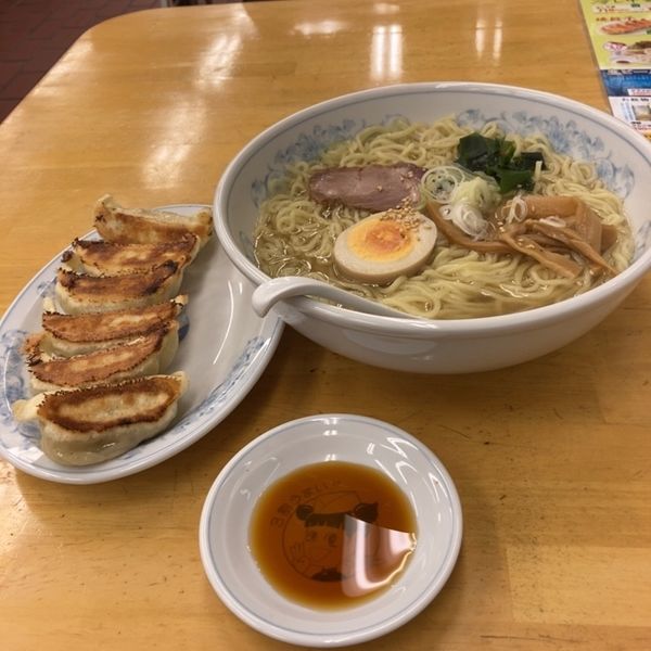 「塩ラーメン（期間限定大盛り無料）＋餃子」@ぎょうざの満洲 東武練馬南口店の写真