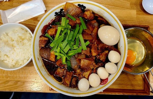 「スタミナブラックラーメン＋ライス付き」@自家製中華そば 麺の虜の写真