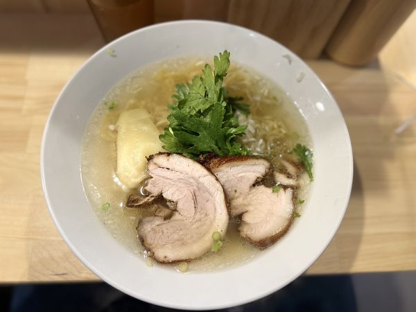 「本丸塩ら〜麺850円」@横濱 本丸亭 新橋店の写真
