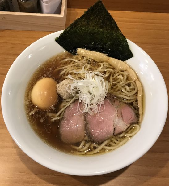 「醤油らーめん ¥900 & 燻製たまご ¥100」@しののめヌードルの写真