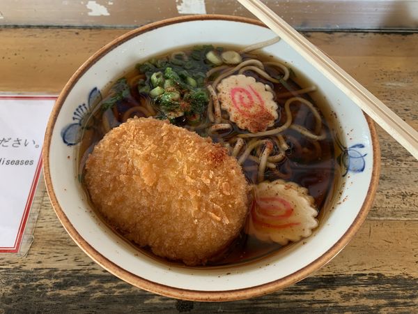 「みしまコロッケそば 440円」@桃中軒 三島駅在来線上りホーム店の写真