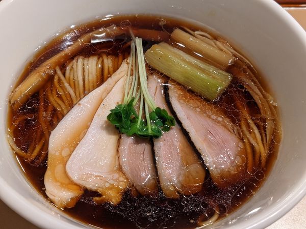 「名古屋コーチンの鴨醤油らぁ麺」@麺 紡木の写真