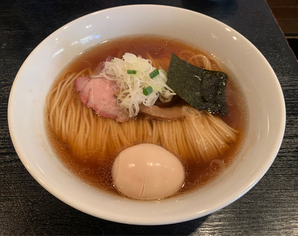 「醤油味玉ソバ+チャーシュー皿 ￥900+￥320」@支那ソバ 小むろの写真