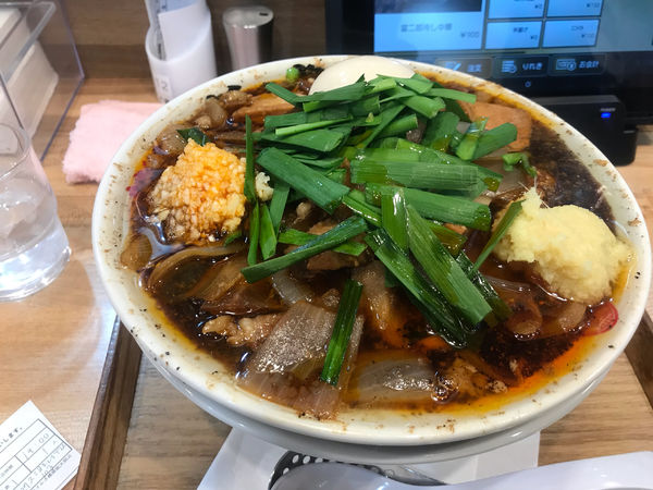 「スタミナブラックラーメン＋ライス」@自家製中華そば 麺の虜の写真