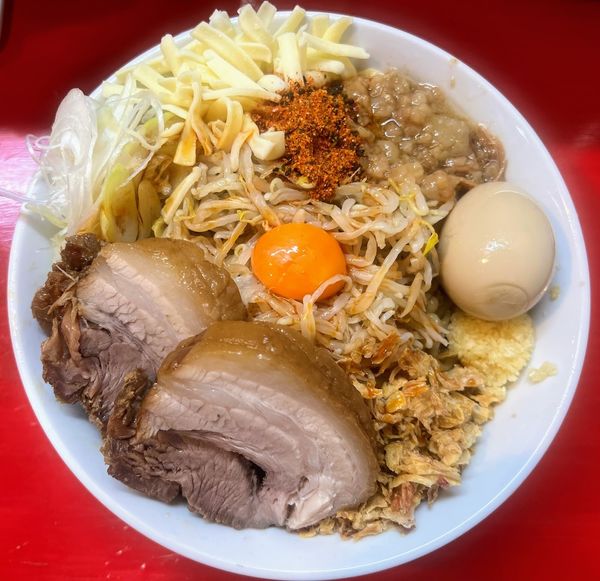 「（限定）冷やしまぜそば+豚玉」@鷹の目 大宮店の写真