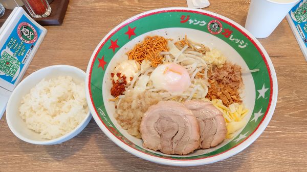 「豚マシまぜそば（玉子あり） 880円 + 小ライス 70円」@ジャンクガレッジ 越生店の写真