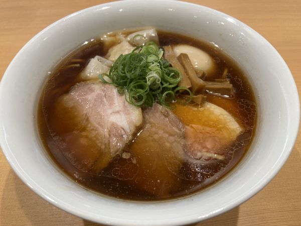 「醤油特製らぁ麺」@らぁ麺 すぎ本の写真
