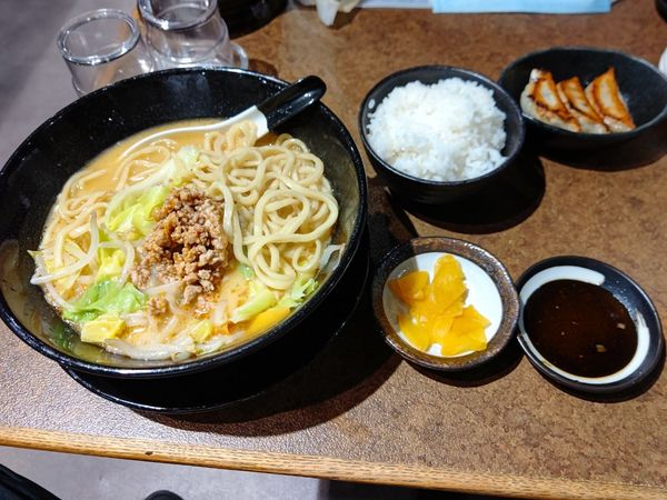 「らーめん餃子3個セット(らーめん＋餃子＋小ライス)1078円」@オリオン餃子 高崎駅前店の写真