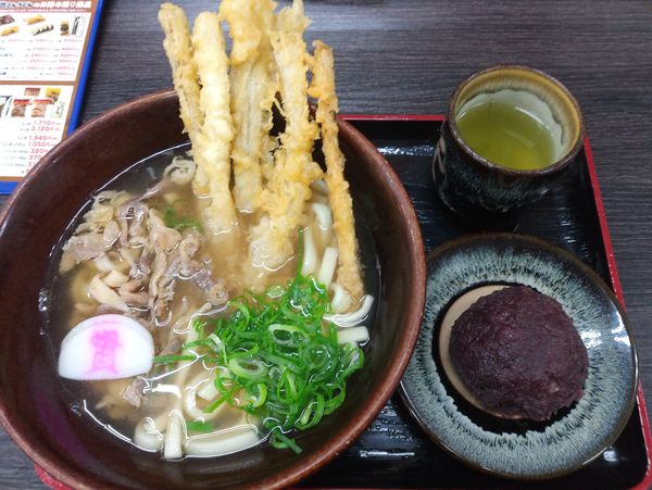 「ごぼ天かしわうどん710円、ぼた餅130円」@資さんうどん 苅田店の写真