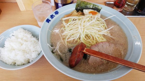「ネギラーメン中盛¥800 ライス普通¥100」@ラーメン青木亭 戸田店の写真