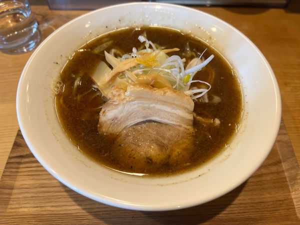 「ラーメン　750円　パクチー→ネギ」@スパイスラーメン やるきの写真