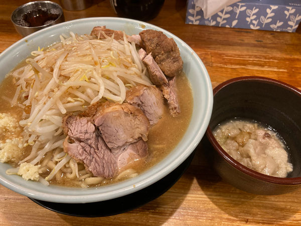 「チャーシュー麺中盛(ニンニクカラメ、アブラ少し別皿)」@ラーメン盛太郎の写真