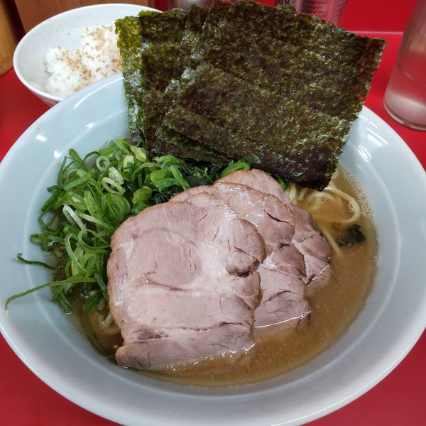 「朝ラー＋チャ３枚＋のり＋ほうれん草」@横浜ラーメン 武蔵家 大井町店の写真