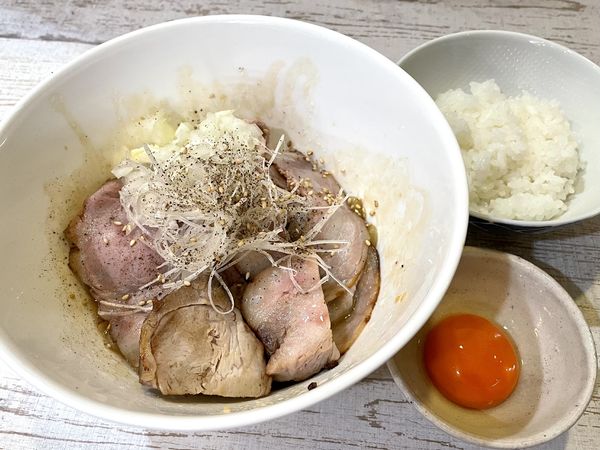 「【気まぐれ限定】あぶらそばガーリックバターペッパー￥1200」@中華そば 四つ葉の写真