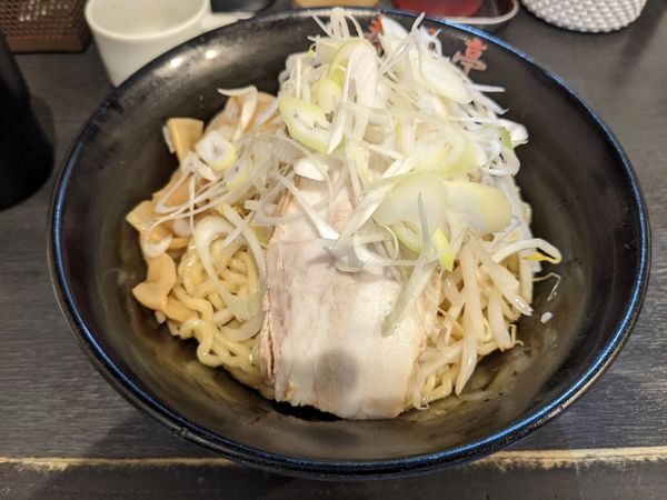 「醤油油そば660円　野菜まし」@油そば専門店 春日亭 西新宿店の写真