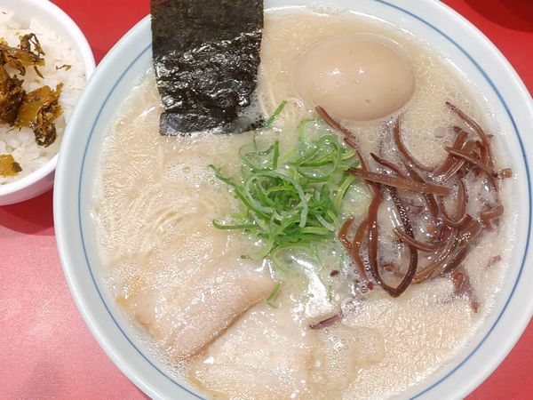 「本場博多ラーメン＋煮玉子」@本場博多ラーメン せまかっちゃん 神田店の写真