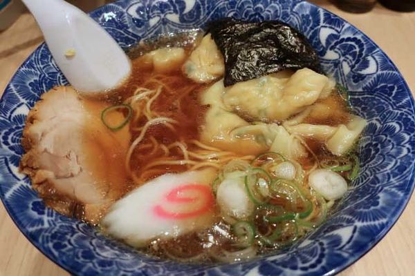 「ワンタン麺　700円」@肉厚わんたん麺と手作り焼売 ら麺亭 浅草支店の写真